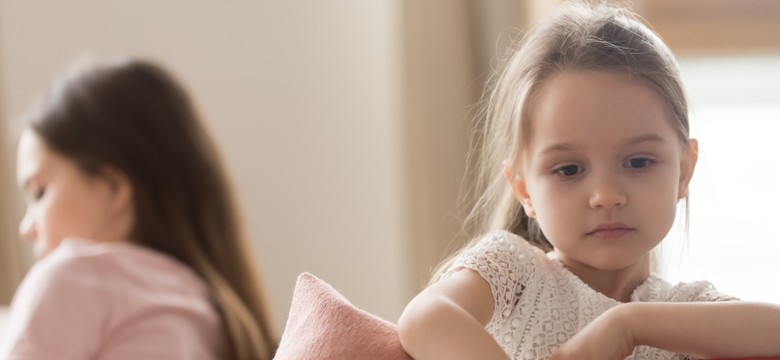 Jak czuje się dziecko, kiedy rodzic się obraża? Nie łudź się, że to daje coś dobrego