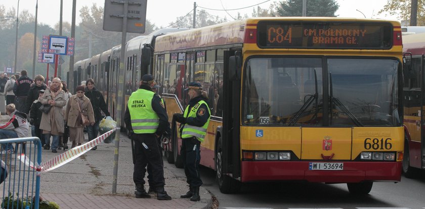 Na groby najlepiej jedź komunikacją miejską