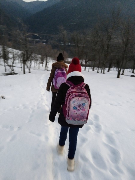 Marina svako jutro čamcem vodi devojčice u školu