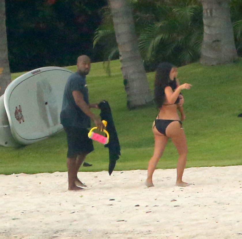 Kim Kardashian i Kanye West na plaży w Meksyku wraz z córeczką North