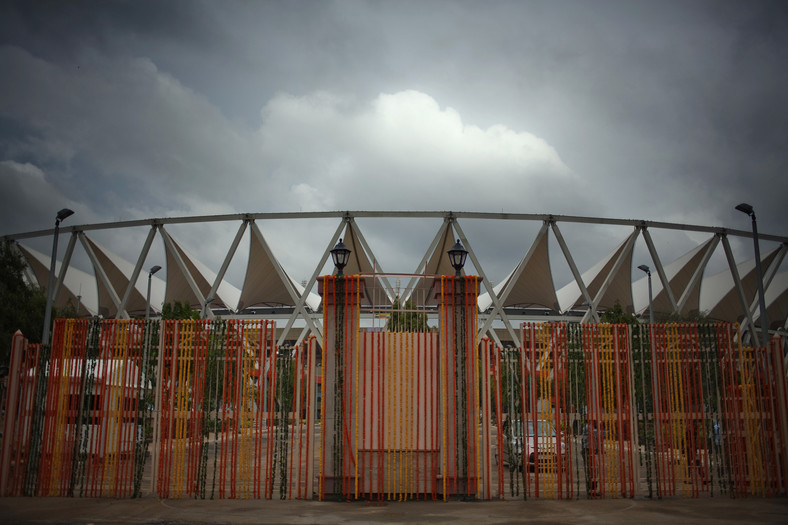 Główna brama Jawaharlal Nehru Stadium przystrojona kolorowymi serpentynami przygotowywana jest do oficjalnego otwarcia Igrzysk Wspólnoty Narodów, które rozpoczną się w październiku 2010 r. Fot. Brian Sokol/Bloomberg