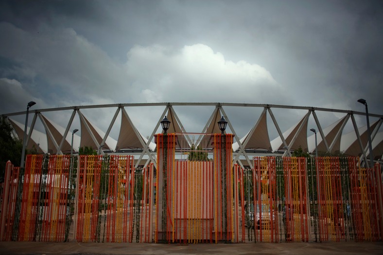 Główna brama Jawaharlal Nehru Stadium przystrojona kolorowymi serpentynami przygotowywana jest do oficjalnego otwarcia Igrzysk Wspólnoty Narodów, które rozpoczną się w październiku 2010 r. Fot. Brian Sokol/Bloomberg