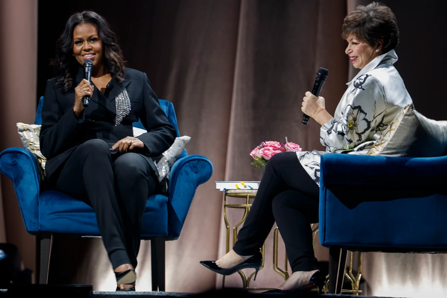 Michelle Obama i Valerie Jarrett podczas spotkania promującego jej książkę w Capital One Center w Waszyngtonie. 