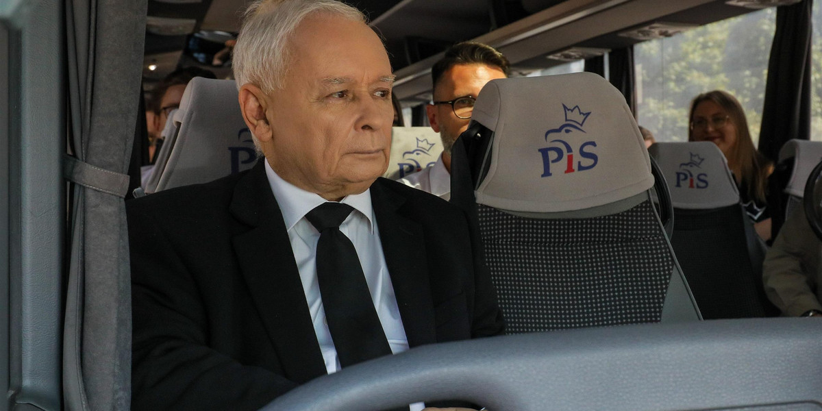 Wicepremier Jarosław Kaczyński w sobotę podróżował partyjnym autobusem. W oczy rzucała się jedna rzecz... Czy prezes PiS wie, że za to jest mandat?