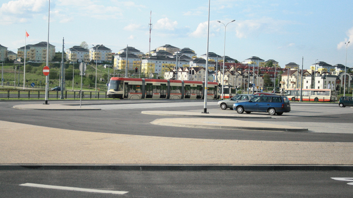 Na początku tygodnia zniesiono nakaz ograniczenia prędkości dla tramwajów na odcinku między przystankami Wilanowska i Płocka, na linii tramwajowej prowadzącej do pętli Łostowice Świętokrzyska. Torowisko jest już naprawione.