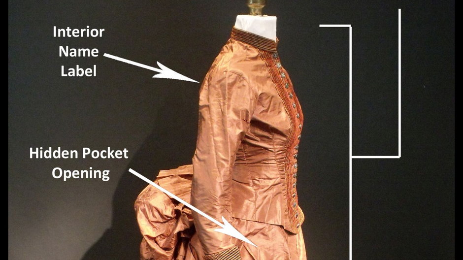Suknia z XIX wieku, w której znaleziono tajemniczą wiadomość