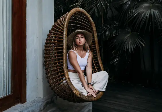 Niedrogie, rattanowe meble na balkon. Pokochają je nie tylko fanki boho