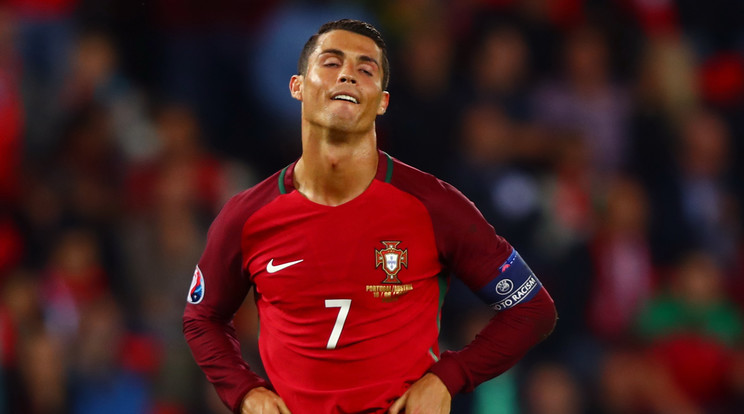 Nehezen türtőztette
magát a csalódott portugál labdarúgó /Fotó: Europress-Getty Images
