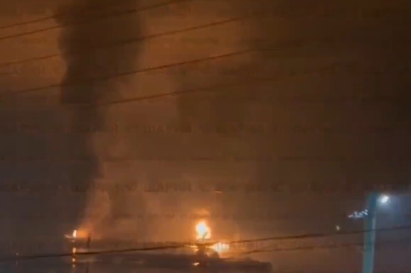 (VIDEO) HAOTIČNA NOĆ U RUSIJI, ISPLIVALI DRAMATIČNI SNIMCI! Dron se zabio u neboder, pola miliona ljudi bez struje: Sve GORI nakon žestokog napada Ukrajine