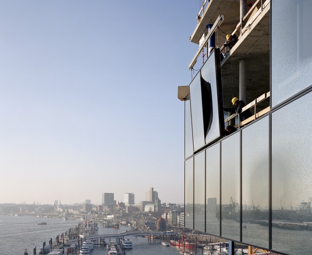 Władze miasta, architekci oraz główny wykonawca – Hochtief – na fali rosnących kosztów budowy Elbphilharmonie popadli w konflikt.  Na zdjęciu budowa Elbphilharmonie w Hamburgu, fasada, marzec 2010. Zdjęcie: © Oliver Heissner