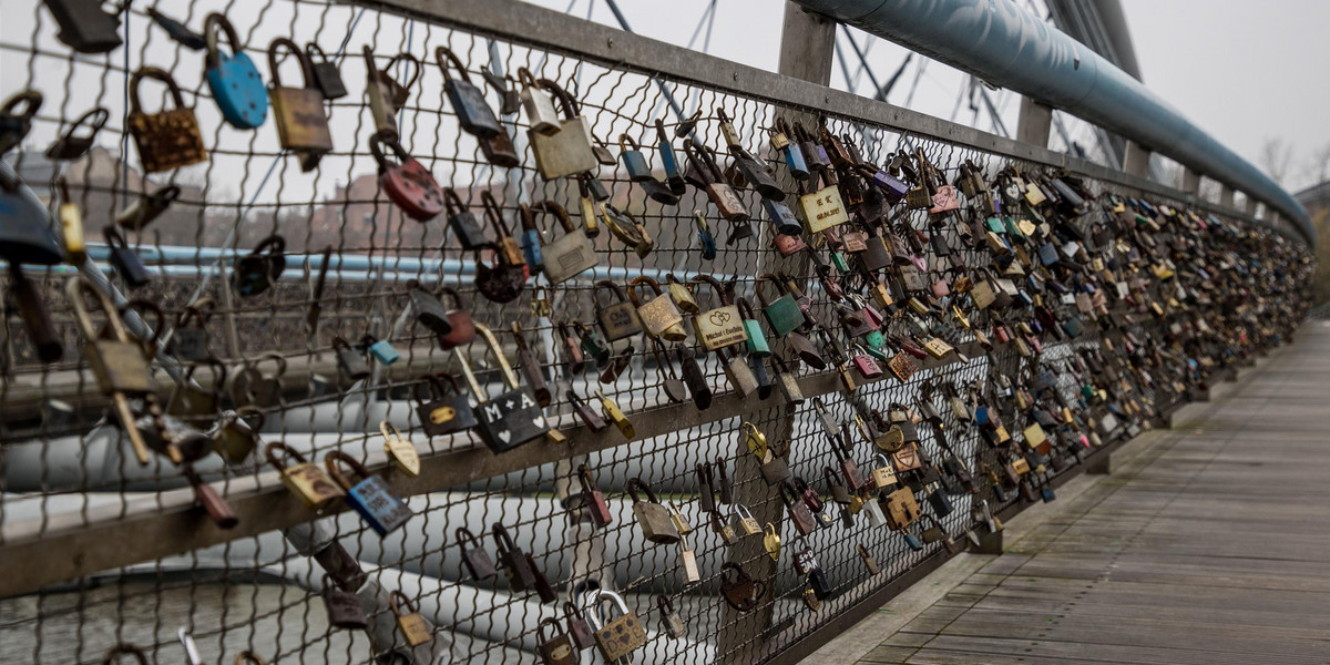 Kraków: remont kładki Bernatki. Co się stanie z kłódkami zakochanych?