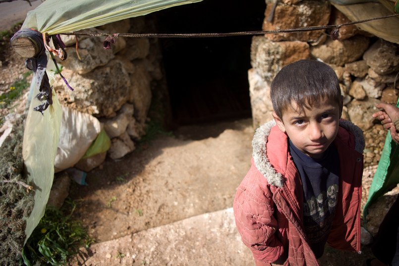 W wyniku wojny w Syrii półtora miliona Syryjczyków opuściło swój kraj, ponad 4 miliony osób musiało opuścić swoje domy, a kolejny milion, choć został w miejscu zamieszkania, jest już w bardzo ciężkiej sytuacji materialnej i życiowej