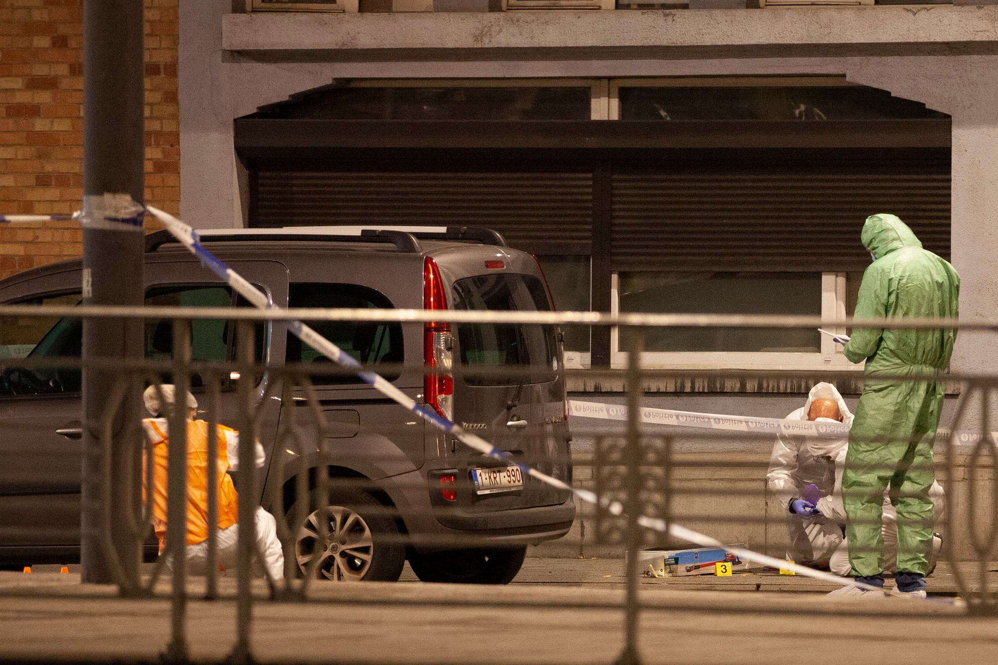 V Bruseli vyčíňal atentátnik a zabil dvoch švédskych fanúšikov. Zápas Belgicko - Švédsko prerušili.