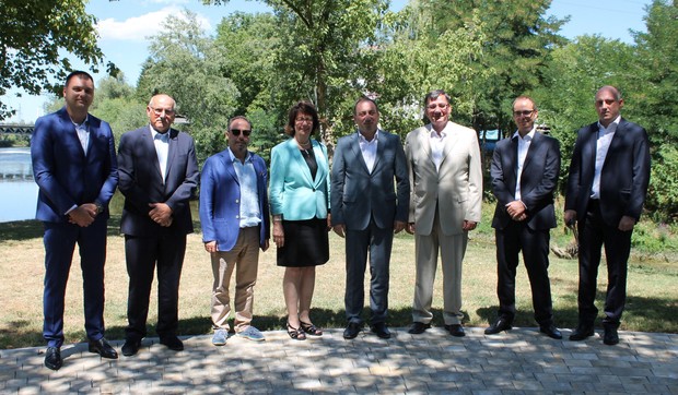crnadak sa ambasadorima
