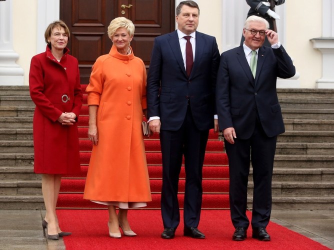 Iveta Vejone, Elke Buedenbender oraz Raimonds Vejonis i Frank-Walter Steinmeier