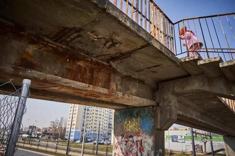 Przebudowa klatek jest niezbędna. Często chodzą po nich dzieci