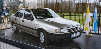 Opel przed kościołem w Radzyminie. To.. relikwia!