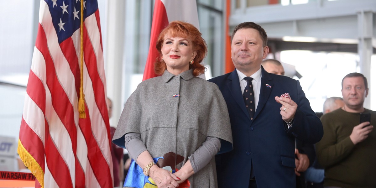 Ambasador USA Georgette Mosbacher i prezes PLL LOT Rafał Milczarski wspólnie odprawiali pasażerów na rejs do Los Angeles. To jedno z pierwszych połączeń LOT-u, na którym znaleźli się pasażerowie, podróżujący do USA bez wiz