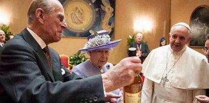 Zobacz, co królowa podarowała papieżowi