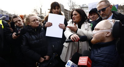 Gorąco przed Sejmem. Pełnomocnik rządu starł się z protestującymi [WIDEO]