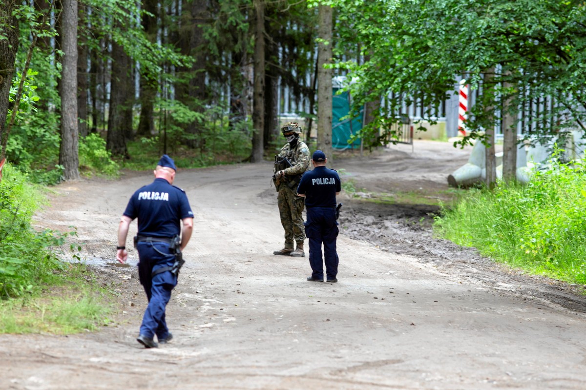 Strefa objęta zakazem przebywania, 200 m od granic , czyli tzw. strefa buforowa w pobliżu granicy polsko - białoruskiej