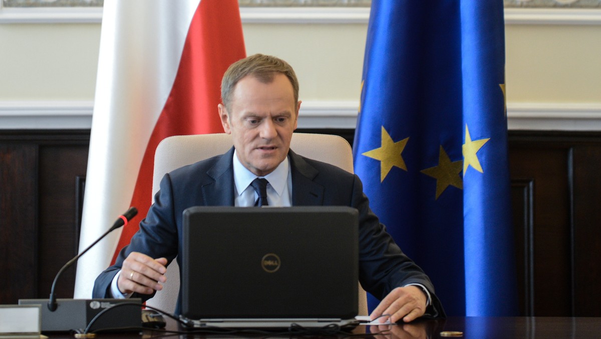 Premier Donald Tusk zapowiedział dziś, że poprosi ministrów o przyspieszenie prac nad rządową Kartą Dużej Rodziny. Jak podkreślił, karta musi być bardzo precyzyjnie przygotowana, co powoduje, że urzędnicy pracujący nad tym projektem są ostrożni.