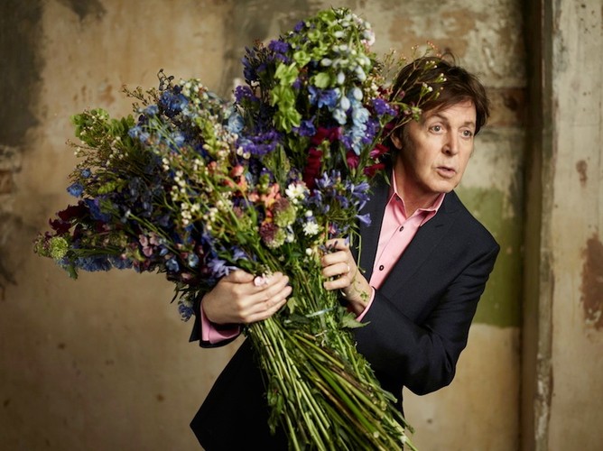 Paul McCartney na zdjęciu z sesji promującej ostatni album 'Kisses on the Bottom'