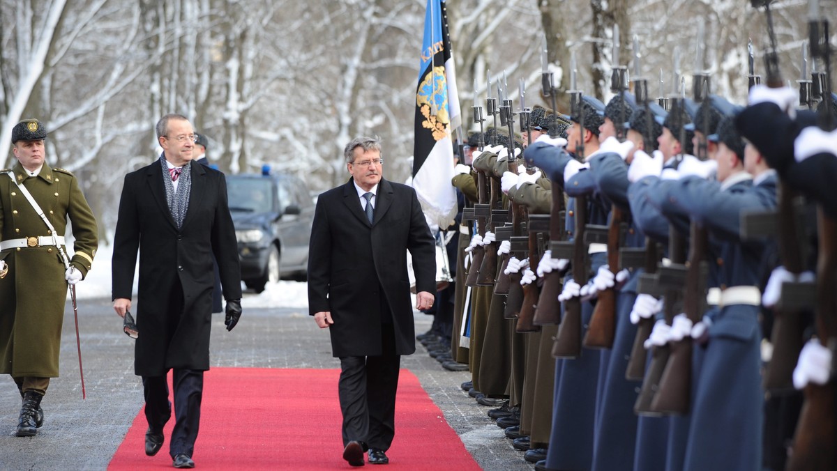 Dzisiaj rano prezydent Bronisław Komorowski wraz z małżonką rozpoczął dwudniową roboczą wizytę w Estonii. Odwiedzi Tallin i Tartu, spotka się m.in. z prezydentem Toomasem Ilvesem, premierem Andrusem Ansipem i estońską Polonią.