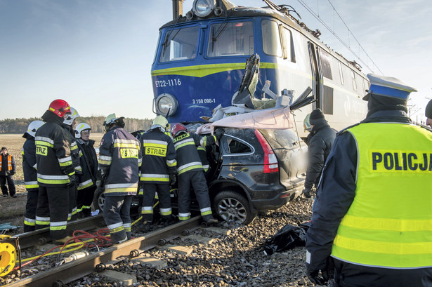 Do tragicznego wypadku doszło na niestrzeżonym przejeździe kolejowym w miejscowości Piecki. PAP/Tytus Żmijewski