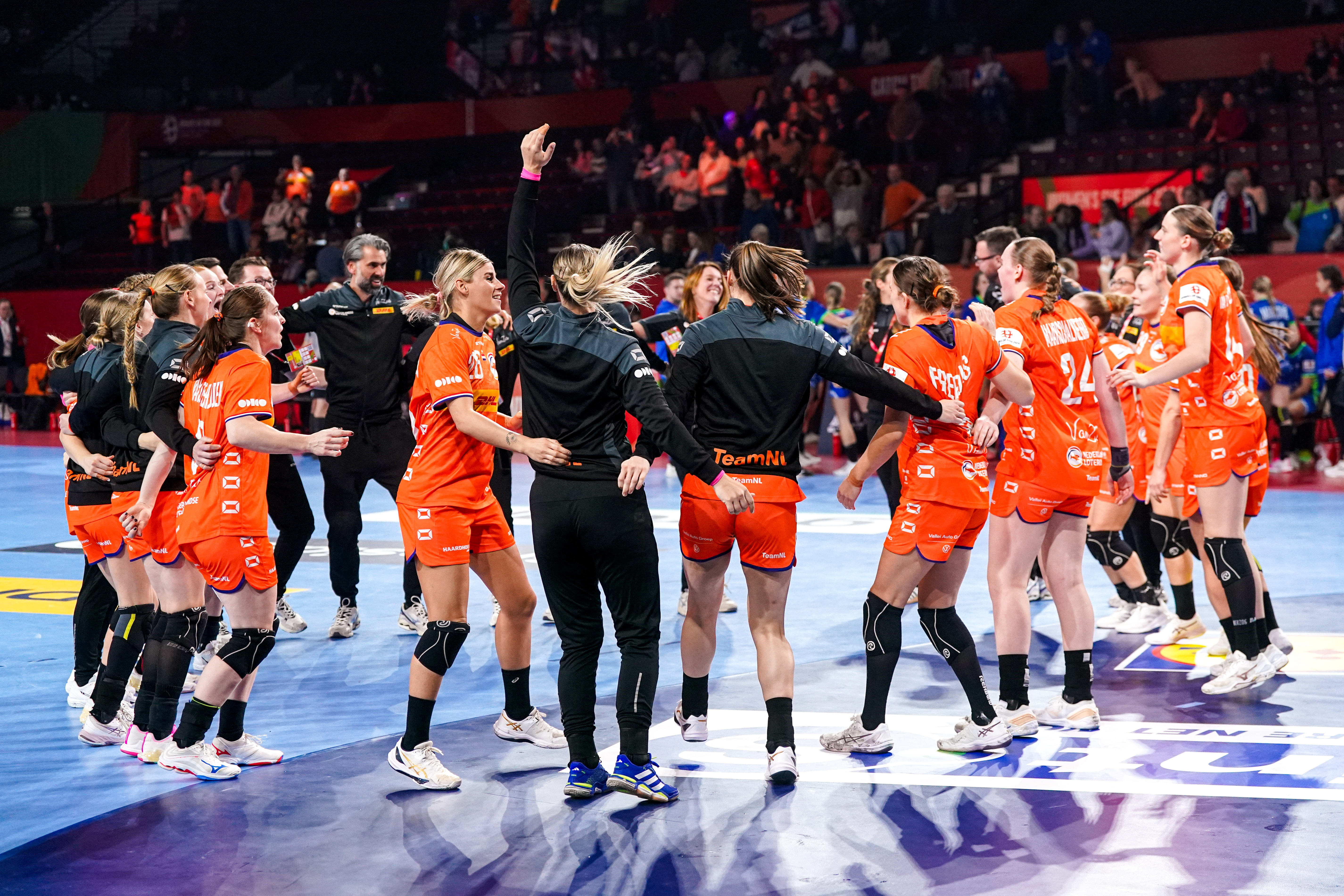 Emotioneel afscheid: Polman en Abbingh spelen laatste wedstrijd voor Oranje