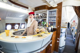 Emirates szukają stewardes. Oferują bezpłatne mieszkanie w Dubaju