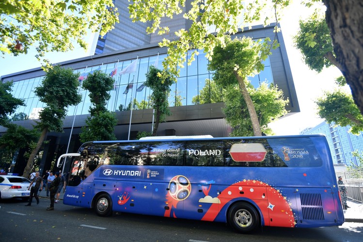 Autokar piłkarskiej reprezentacji Polski pod hotelem Hyatt Regency