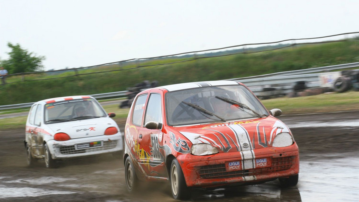 Bieg finałowy klasy narodowej był najciekawszy z finałów w Sosnovej. To właśnie na czeskim torze odbyła się inauguracja sezonu Mistrzostw Polski Rallycross. W Sosnovej nie wystartował Piotr Dyjak, prace nad jego Lancerem jeszcze trwają. Łukasz Zoll samotnie reprezentujący dywizję 2 został przypisany do dywizji 4.