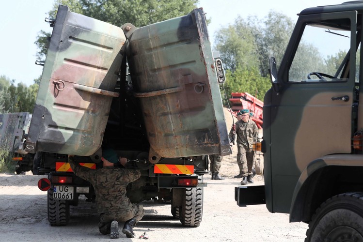 Przygotowania do montażu mostu pontonowego na Wiśle