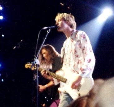 Kurt Cobain i Krist Novoselic w 1992 roku podczas MTV Video Music Awards (fot. P.B. Rage)