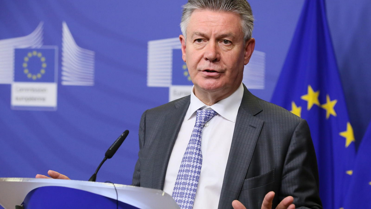 Ukraina i Rosja rozpoczną konsultacje na temat możliwych zagrożeń dla ich współpracy gospodarczej, wynikających z umowy stowarzyszeniowej UE-Ukraina - poinformował unijny komisarz ds. handlu Karel De Gucht po piątkowych trójstronnych rozmowach w Brukseli.