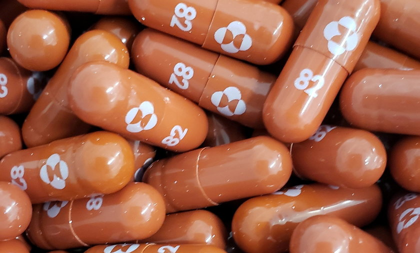Molnupiravir to pierwszy doustny lek stosowany w leczeniu COVID-19, który jest stosowany w Polsce. 