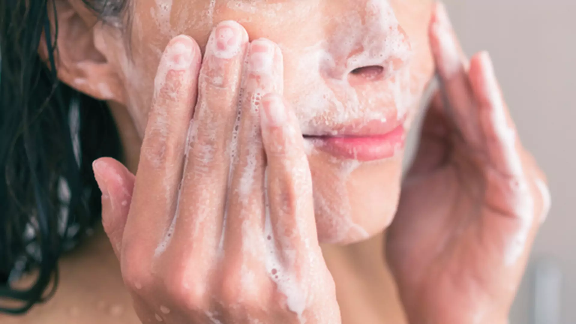 Myjesz twarz podczas kąpieli? Uważaj na te błędy