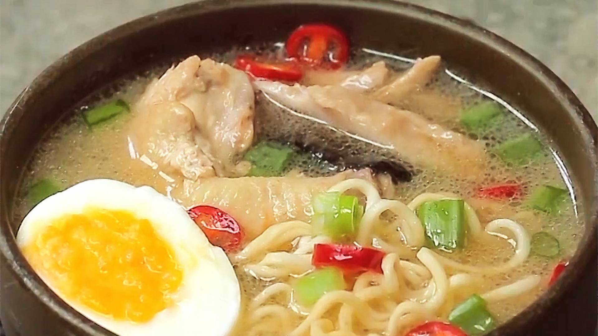 VIDEO: Exotická a pikantná. Japonská polievka Ramen, ktorá ťa zahreje