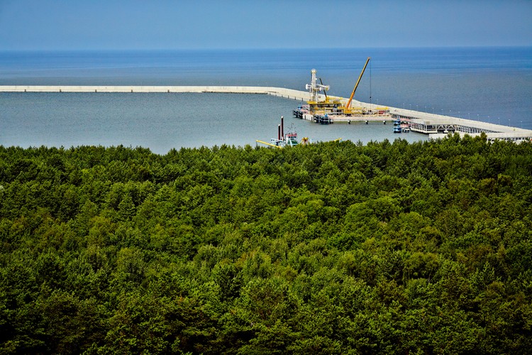 Spadki kursu<br>
Tomasz Kasowicz, analityk DM BZ WBK, wylicza, że formuła, jaką zapisano w umowie obu firm, przy obecnych cenach ropy naftowej (ok. 108 dol. za baryłkę) przekłada się na cenę 1 tys. m sześc. LNG na poziomie ponad 650 dol. – To w przeliczeniu ok. 2 tys. zł, czyli znacznie więcej niż cena, jaką przy obecnych taryfach może uzyskać PGNiG w kraju – dodaje Kasowicz. Obecna taryfa cenowa, po której PGNiG może sprzedawać gaz, to ok. 1,28 tys. zł za 1 tys. m sześc.<br>
<br>
Budowa terminalu LNG - lipiec 2013. Zdj. Polskie LNG