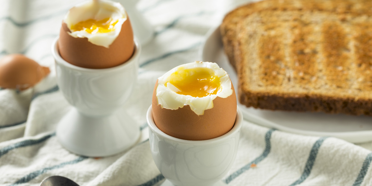 Jajko na miękko to dobre źródło witamin. 