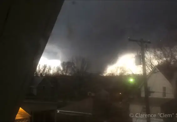 Zobacz niszczycielską siłę tornada. Mężczyzna nagrał trąbę powietrzną, która zniszczyła jego dom i zabiła żonę