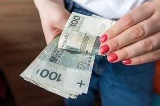 Czas start! Rodzice uczniów mogą składać wnioski o 400 złotych wsparcia. Pieniądze dostaną jeszcze w czasie wakacji