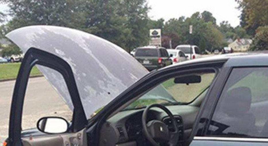 A rendőr arra kérte a nőt, nyissa fel kocsija csomagtartóját – amit a kamera rögzített, futótűzként terjed a neten