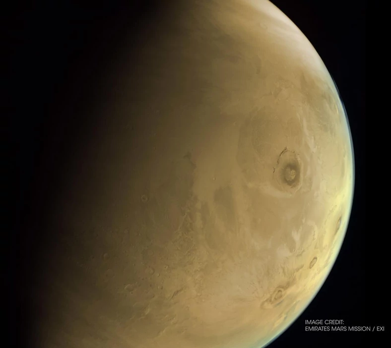 Wulkan Olympus Mons uchwycony przez marsjańską sondę Hope