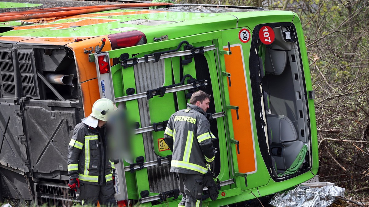 Súlyos buszbaleset történt Németországban: fotók a tragédiáról