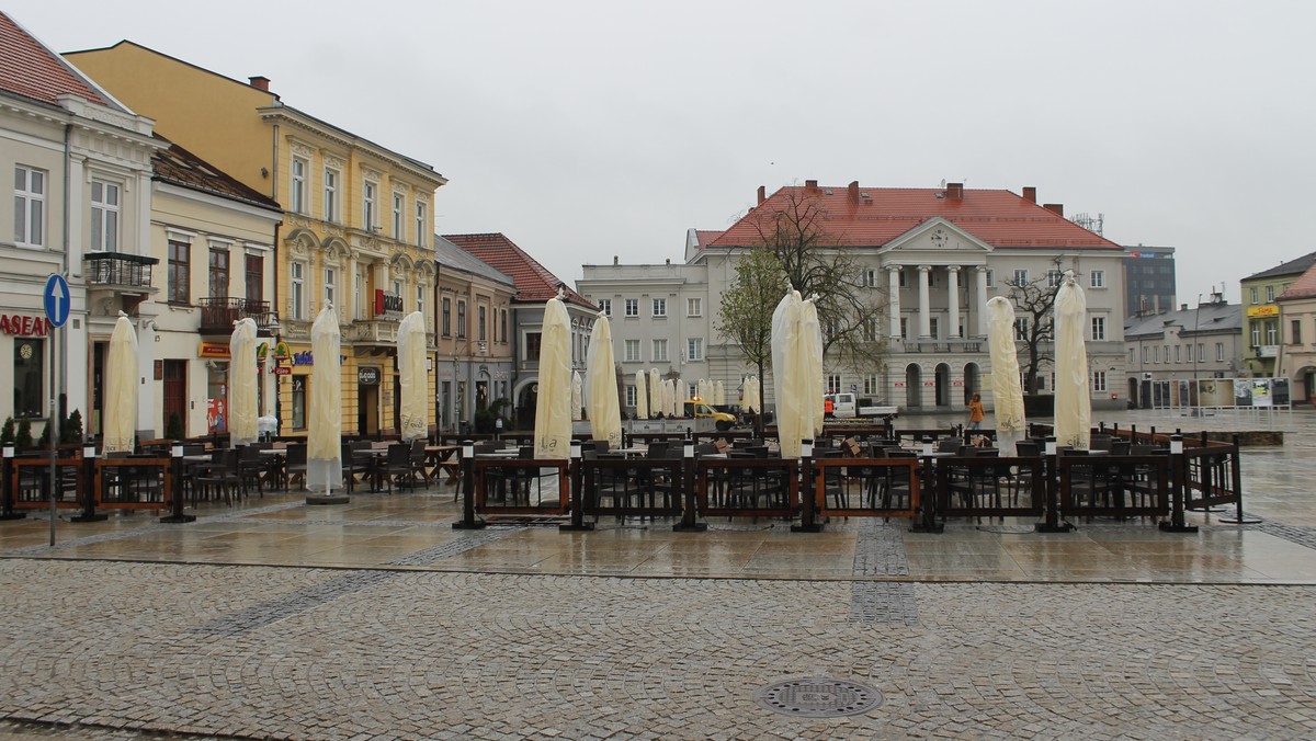 Na Rynku, ulicy Sienkiewicza, Staszica czy Warszawskiej niebawem zaczną pojawiać się pierwsze letnie ogródki. Do Miejskiego Zarządu Dróg w Kielcach wpłynęło już ponad 30 wniosków o pozwolenie na ich ustawienie. Oficjalnie restauratorzy ze stolicy regionu świętokrzyskiego rozpoczną sezon w długi weekend majowy.