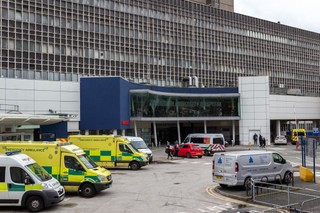 Brytyjska policja o wybuchu taksówki przed szpitalem w Liverpoolu: To akt terroru