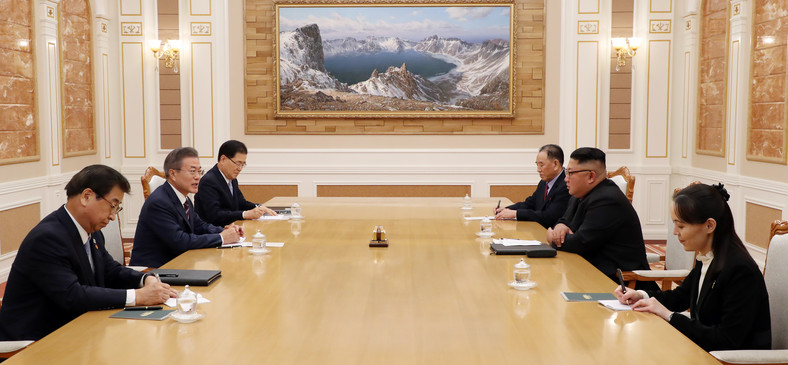 Przywódca Korei Północnej Kim Dzong Un i prezydent Korei Południowej Moon Jae-in  podczas szczytu w siedzibie Partii Pracy Korei w 2018 r. w Pjongjangu