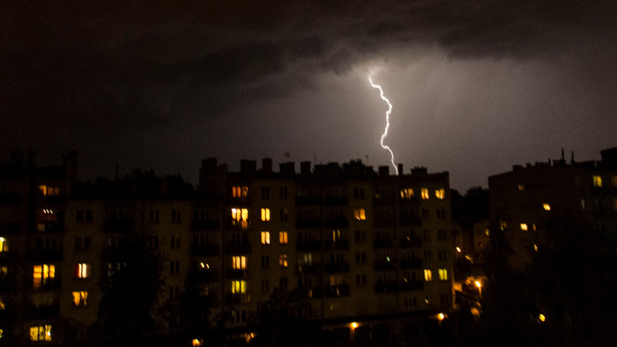 Będzie deszczowo i burzowo. A wszystko za sprawą frontu atmosferycznego, który powoli z zachodu na wschód przechodzi przez Polskę - mówi dyżurny synoptyk IMiGW Grażyna Dąbrowska. IMGiW wydał też ostrzeżenia dla pięciu województw.